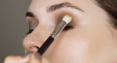 Как сделать стрелки стойкими: техника для идеального макияжа в любую погоду
