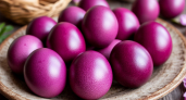 Не свекла и не ягоды: искупайте яйца в отваре этой травы — сливовый цвет яиц удивит всех гостей на Пасху