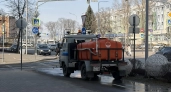 Липецкие дорожники взялись за влажную уборку тротуаров