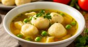 Куриный суп с сырными клецками и зелёным горошком: когда хочется чего-то необычного