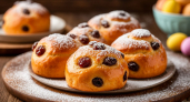 Вкусные булочки с изюмом и сахарной глазурью: маленькие куличи к Пасхе