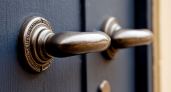 Вот зачем чайный пакетик на ручке двери: подруга крутила у виска, а теперь сама вешает