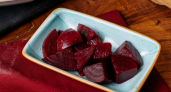 Варить свеклу часами не нужно — хватит 15 минут: овощ будет вкуснее и сочнее всего благодаря одной уловке