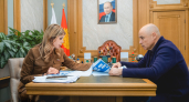 Артамонов и Уваркина обсудили детские лагеря и поддержку семей