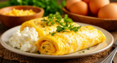 Беру яйца, творог и сыр — через 15 минут омлет-рулет готов, вкуснее любых сырников