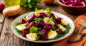 Дешёво, полезно и очень вкусно: салат из свёклы и яиц с зелёной заправкой для весеннего меню