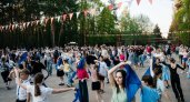 Больше 100 пар закружились в вальсе в парке Победы