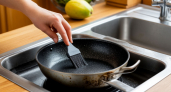 Кипячу полчаса с дешёвыми ингредиентами — сковородка как с витрины: нагар слазит сам, еда не пригорает