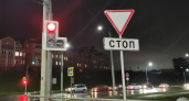 В ГАИ дали чёткий ответ - что делать, если водитель уже пересек стоп-линию и загорелся красный сигнал светофора