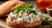 Советский салат с сайрой: вкусная классика с яйцами и зелёным луком — и как салат, и как намазка на хлеб