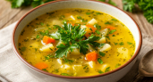 Все лето готовлю этот зеленый суп: вкусный способ съесть много зелени и молодой капусты — подаю с чесночной сметаной