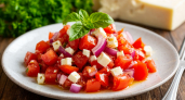 Лучше и легче из помидоров не придумать: летний салат с изысканным вкусом — ароматный, с балансом, идеально на лето