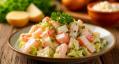 Самый вкусный салат из крабовых палочек: молодую капусту и сыр соединила, а чесночный соус всё решил