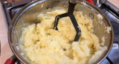 Раньше я просто отваривала картошку в воде, а теперь добавляю 3 продукта - и пюре получается как в ресторане - воздушным, без комочков