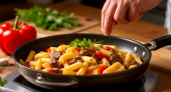 Мало кто так готовит макароны, а зря: тушу с овощами и мясом прямо в сковороде — выходит пальчики оближешь