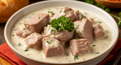 Беру 1 кг свинины и много лука, тушу в сметанном соусе: мясо выходит мягким и сочным – рецепт от шеф-повара