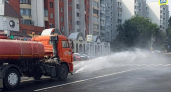 Жара заставила коммунальщиков выйти на полив дорог