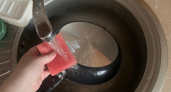 Два пакетика заливаю кипятком - и сковородка сверкает как новая: от жира и нагара не остается и следа