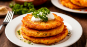 В драники муку не добавляю: готовлю так — получаются самые вкусные картофельные золотинки с хрустящим краем