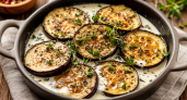 Делаю вкуснейший гарнир из баклажанов: с луком, сметаной и прованскими травами — похоже на жареные белые грибы