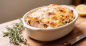 Мясо по-французски на новый лад: запеканка из курицы с йогуртом вместо майонеза