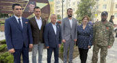 Горожане пришли к памятнику героям в память о трагедии 1999 года