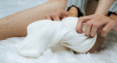 Дырявые и одинокие носки – сокровище для хозяйки: 8 классных применений дома и на даче