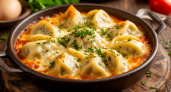 Готовлю пельмени на сковороде под сметанно-сырной шапкой — вкусный ужин вместо надоевших варёных