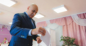 Артамонов и Щербаков первыми сдали бюллетени на выборах