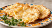 Смешиваю картошку, сыр и чуть муки: пеку лепёшки-золотинки — вкусные, как дагестанские чуду