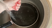 Черные как уголь сковородки замачиваю на ночь в этом растворе: нагар сходит сам без скребка и агрессивной химии