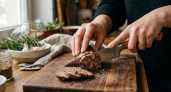 Покупаю самую дешёвую свинину и кладу в бутылку: утром нарезаю как колбасу — и на бутерброды, и просто так
