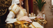 Бледная кожа и длинные пальцы: какие черты считают аристократичными