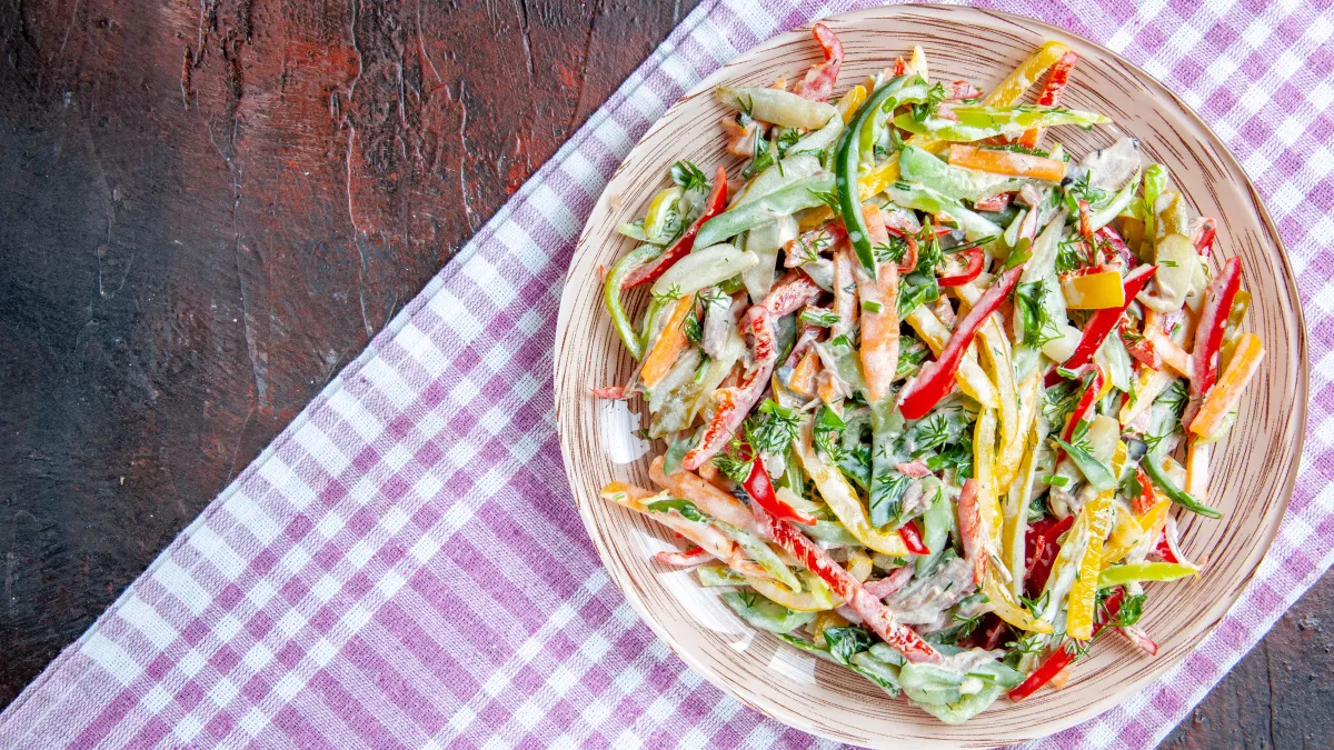 Берем пекинскую капусту и 4 простых продукта — получаем салат, идеальный для 8 марта