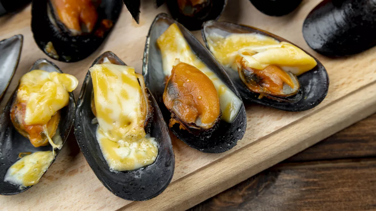 Запеченные мидии с икрой мойвы: мой рецепт — вкуснее, чем в ресторане, в 5 раз дешевле