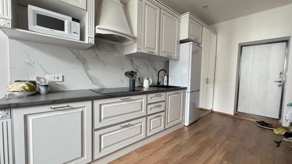 Липкий налёт на шкафах исчезает за 5 минут: простой способ вернуть кухне блеск и свежесть без едкой химии