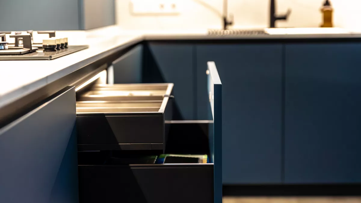 Липкий налёт на шкафах исчезает за 5 минут: простой способ вернуть кухне блеск без химии