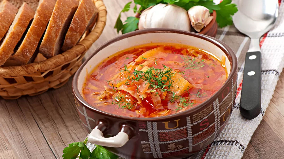 Щи с охотничьими колбасками: наваристый бульон и дымный аромат в одной тарелке