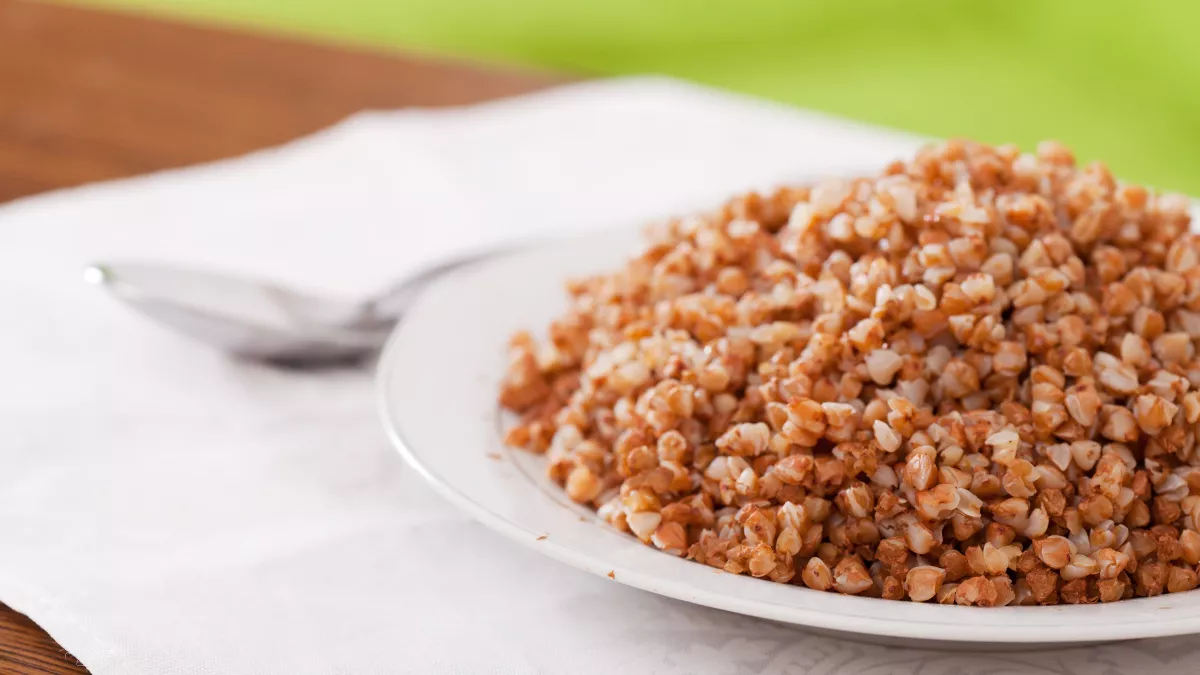 Сытный ужин без мяса за 30 минут: гречка с капустой, от которой не оторваться