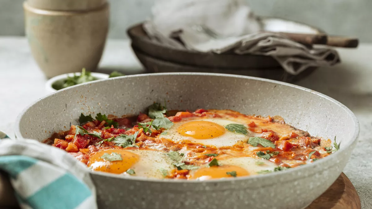 Не масло и не сало: на чем жарят яичницу опытные хозяйки — запомните этот способ