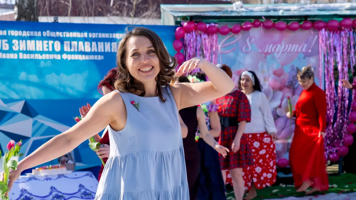 Липецкие моржихи  устроили дефиле к 8 марта босиком по снегу