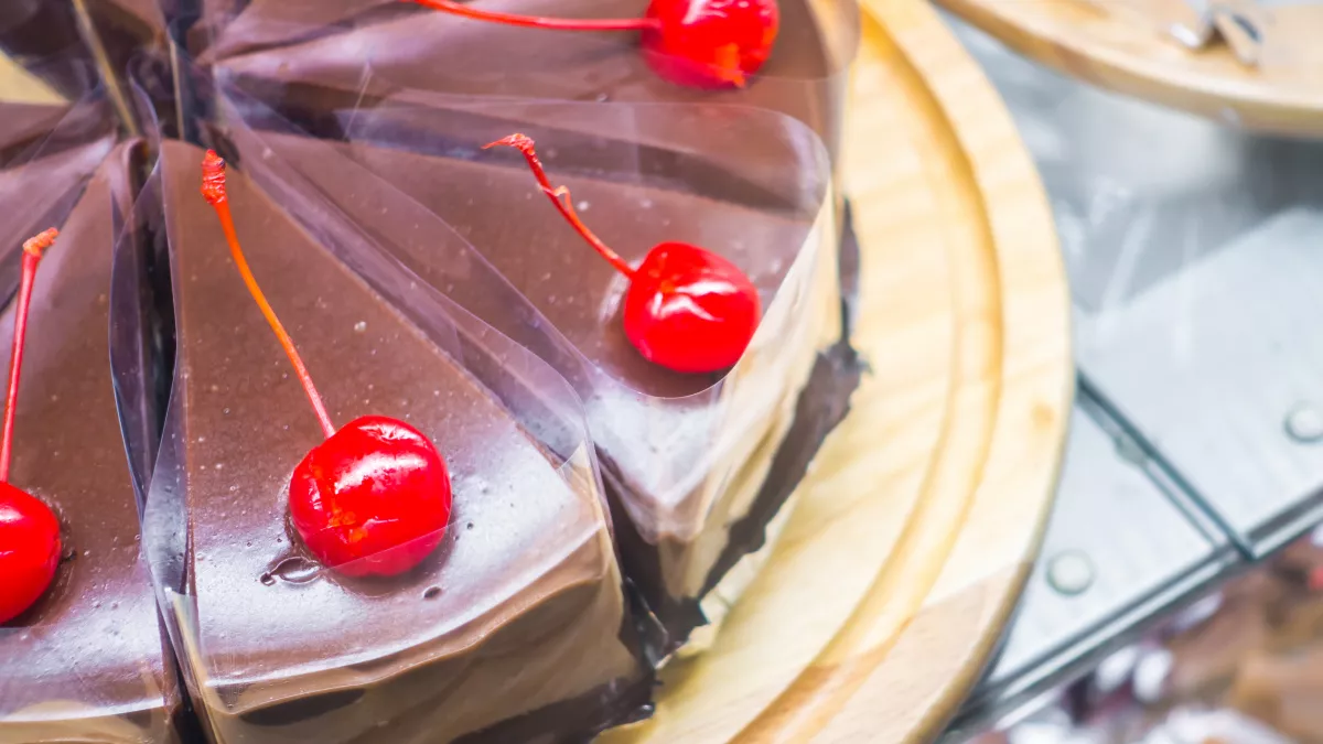 Торт «Шоколадная вишня»: рецепт нежного десерта с хрустящей крошкой и сочной ягодой