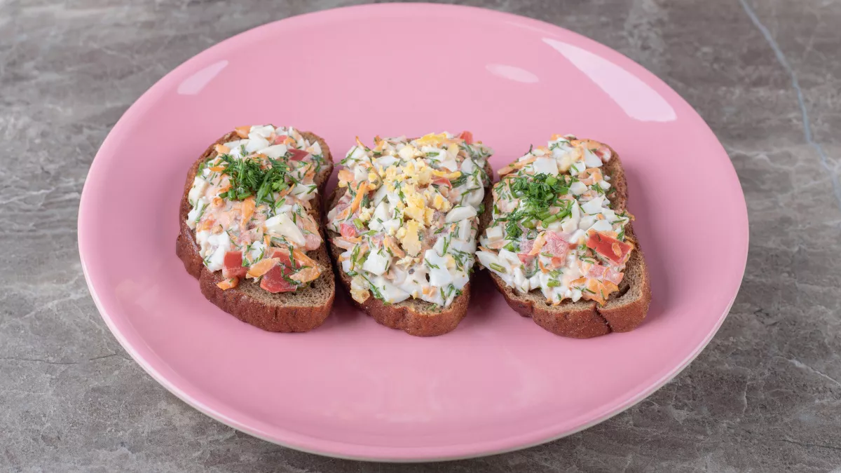 Бутерброды с жареным луком и крабовыми палочками: простая закуска, от которой невозможно оторваться