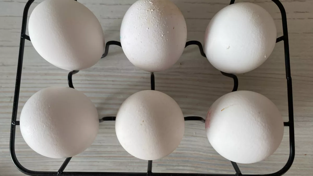 Не куркума и не шелуха: секрет праздничных пасхальных яиц — эта специя сделает их по настоящему солнечными