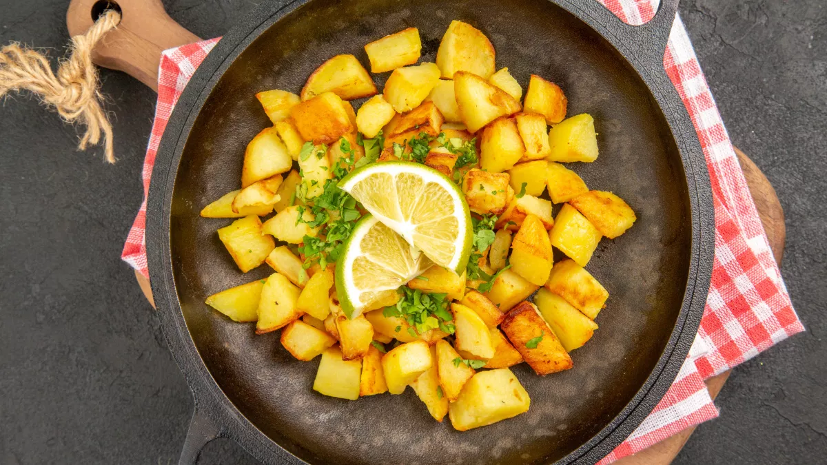 5 простых и вкусных блюд из картошки: от стожков с мясом до драников с сырной корочкой - делюсь рецептом