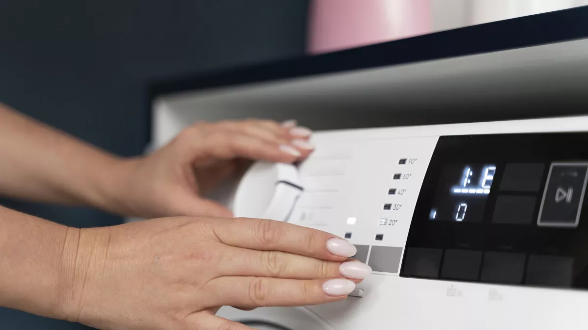 Даже не пытайтесь стирать это дома: 10 предметов одежды, которые не переживут машинку