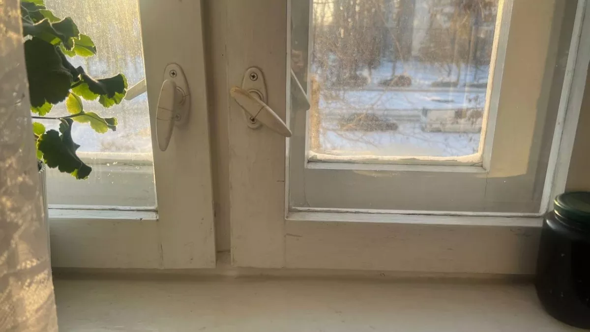 Туалетная бумага и клей ПВА спасают от сквозняков: подоконник теплый даже в минус тридцать