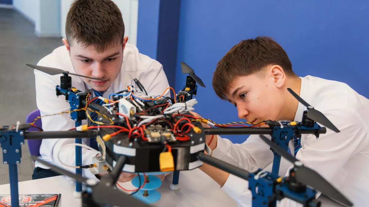 Полпред президента посмотрел, как липецкие школьники управляют дронами