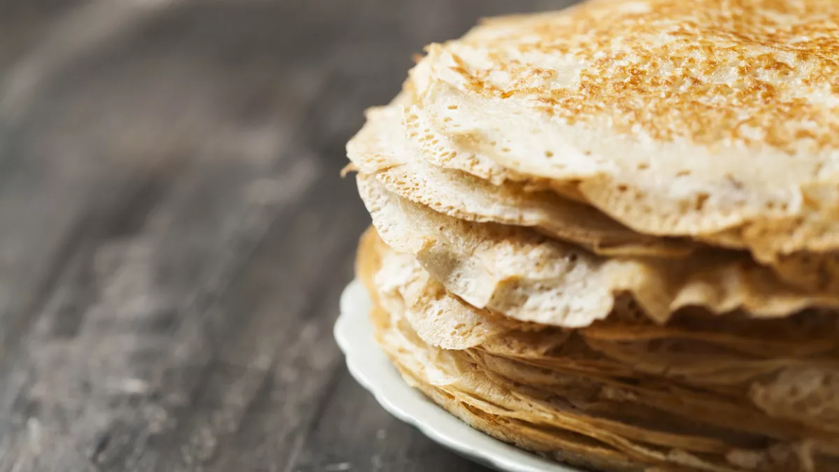 Не рвутся, не прилипают и с кучей дырочек: мягкие кружевные блинчики к завтраку – легче легкого