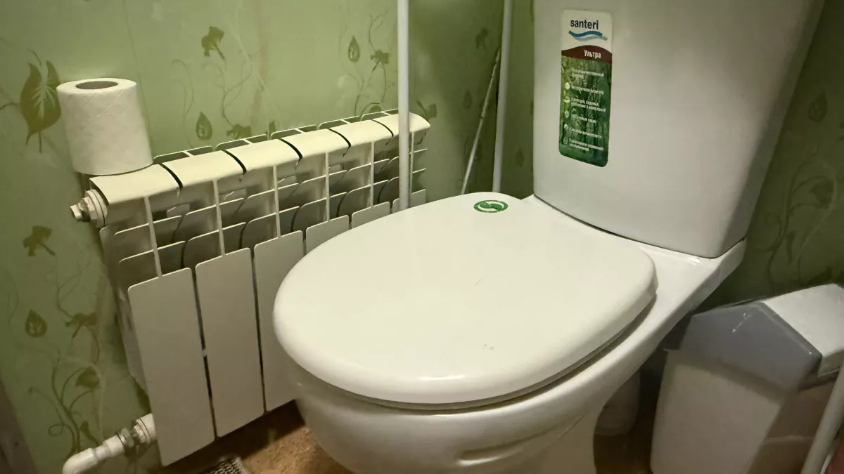 Неприятный запах в туалете исчезает за секунды: лучше любого освежителя и без химии – старый трюк сантехника  